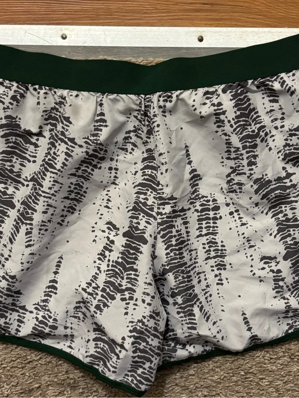 Under Armour Men’s Lg 34 Waist White & Green Patterned Performance Shorts